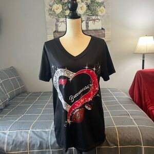 🏈 NWOT Buccaneers Heart Graphic T-Shirt Size Large